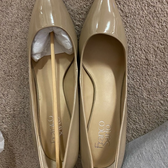 Franco Sarto kitten pump black leather and nude patent leather - Picture 2 of 9